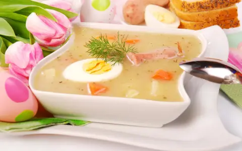 Tradycyjny żurek na zakwasie czy barszcz biały? Z jajkiem, kiełbasą i chrzanem, ozdobiony tulipanami i pisankami.