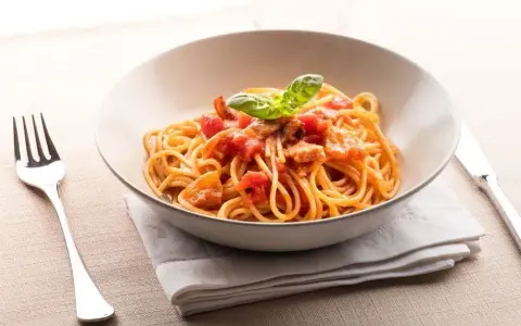 Jak jeść spaghetti, aby uniknąć bałaganu i zachować etykietę