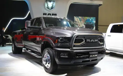 Szary Dodge Ram 3500 z podwójnymi tylnymi kołami prezentuje się imponująco na wystawie.
