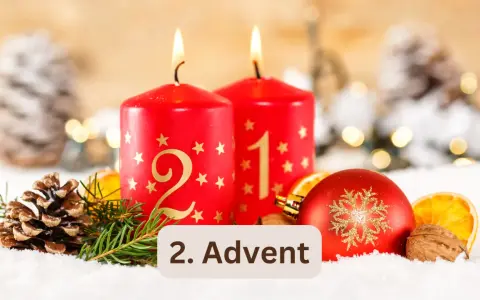 Zwei brennende Adventskerzen, geschmückt mit goldenen Sternen, stehen im Schnee. Die Kerzen zeigen die Ziffern 1 und 2. Wann ist zweiter Advent? Heute!