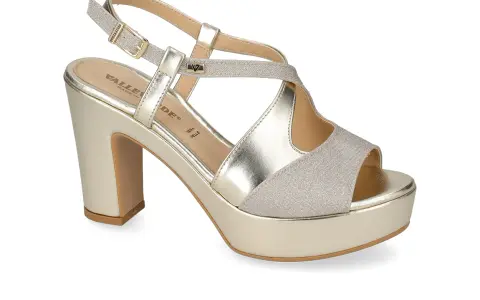 Eleganti scarpe sposa Valleverde color oro, con plateau e tacco alto, perfette per un matrimonio da favola.