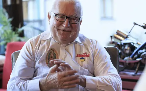 Lech Walesa, icône de Solidarność, porte une chemise ornée de la Vierge de Guadalupe et d'un badge ukrainien. Il réfléchit à son héritage.