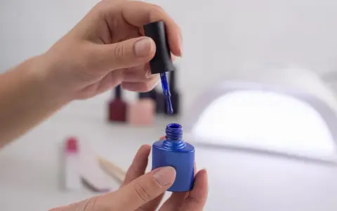 Manicure hybrydowy w domu: Krok po kroku do trwałych paznokci!