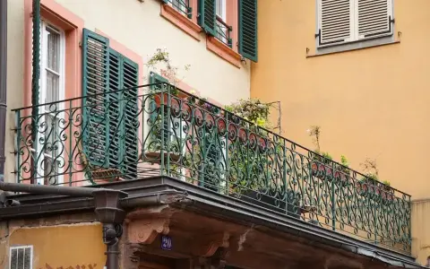 Kto odpowiada za przeciekający balkon? Zobaczcie ten stary budynek z ozdobną balustradą i rynnami, które mogą być przyczyną problemu.