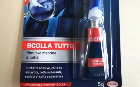 Come togliere la colla delle etichette dal vetro con questo prodotto universale. Rimuove macchie, residui e sbavature.