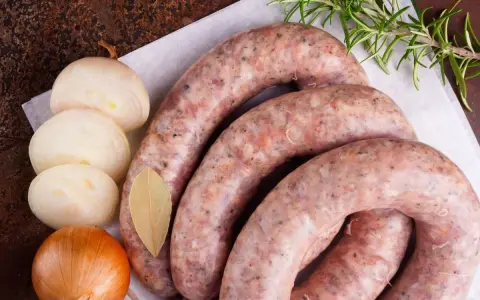 Ile gotuje się białą kiełbasę, aby uniknąć pęknięcia i zachować smak