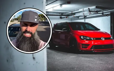 Hombre con barba y gorra junto a un Volkswagen Golf rojo, el coche más robado en España.