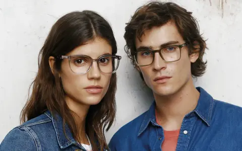 Para młodych w okularach, w dżinsowych ubraniach. Pepe Jeans - co to za firma? To marka z charakterem.