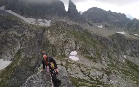 Wspinacz w Tatrach, wspinaczka to wyzwanie. Jak zostać taternikiem? Tu zaczyna się przygoda.