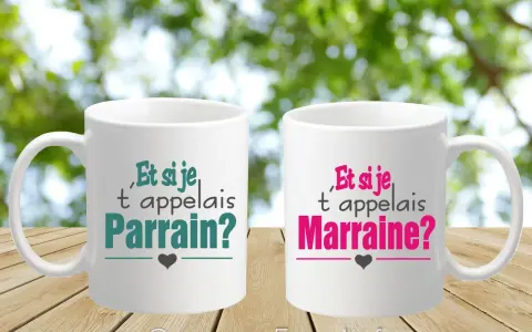 Deux tasses blanches avec l'inscription "Et si je t'appelais Parrain?" et "Et si je t'appelais Marraine?", parfaites pour une animation baptême parrain marraine.
