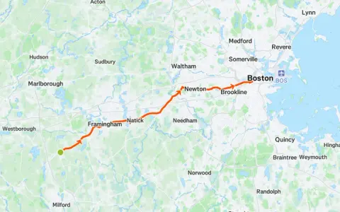 Streckenverlauf des Boston Marathon von Hopkinton nach Boston, mit markierten Städten wie Framingham, Natick, Newton und Brookline.