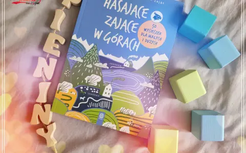 Książka "Hasające zające w górach" z drewnianymi literkami i kolorowymi klockami.