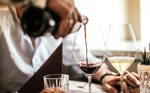 Servicio de vino tinto en la finca la malcriada dulce. Copas de vino y agua en una mesa elegante.