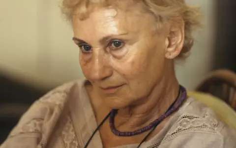 Portret starszej kobiety z siwymi włosami, w naszyjniku. W jej oczach widać wspomnienia o ryszarda hanin dzieci.