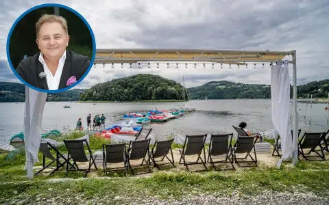 Jezioro Rożnowskie oferuje wiele atrakcji, w tym wypożyczalnię rowerów wodnych i łódek. W tle widać malownicze wzgórza.
