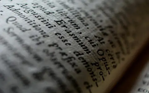 Zbliżenie na tekst księgi, widoczny fragment "Augustini esse", "Admonitione prefixa" - być może psalm 25 tekst.