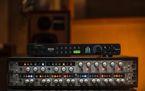 Profesjonalne studio nagraniowe z urządzeniem Audient evo 16 na górze, pod nim rack z przedwzmacniaczami.