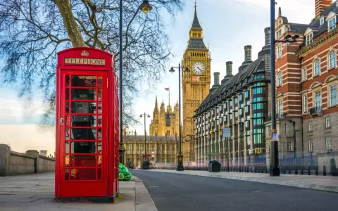 Klasyczny czerwony budka telefoniczna i Big Ben w Londynie. Idealne miejsce na planowanie lotów do Anglii.