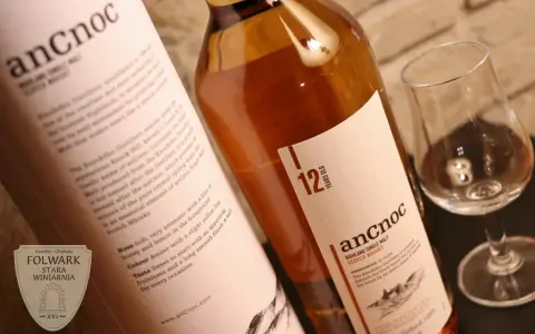 ancnoc 12 Year Old Single Malt Scotch Whisky, butelka i kieliszek do degustacji.