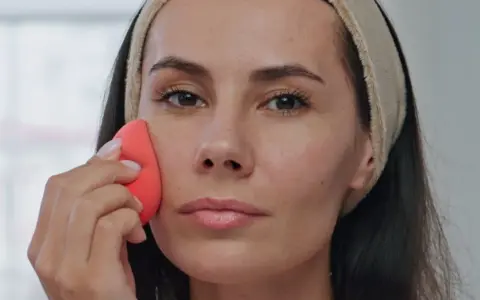 Gąbka do makijażu: Jak jej używać, by makijaż był idealny?