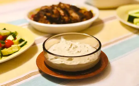 Krämig blue cheese dressing recept i en skål, serverad med sallad och grillat kött. Perfekt tillbehör!