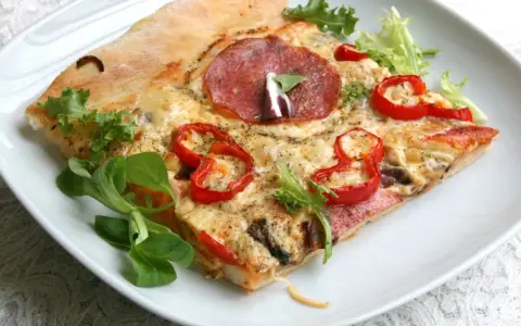 Pyszne ciasto na pizzę bez wyrastania z salami, papryką i serem. Idealne na szybki obiad.