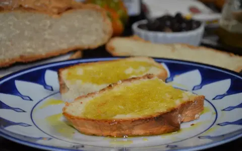 Tostadas con aceite de oliva, un clásico sencillo y delicioso. Pan crujiente bañado en oro líquido.
