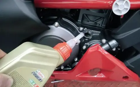 Jak często wymieniać olej w Honda PCX? Kluczowe informacje i porady