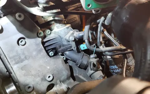 Silnik Audi z błędem DTC P0171. Widoczny element układu chłodzenia i przewody.