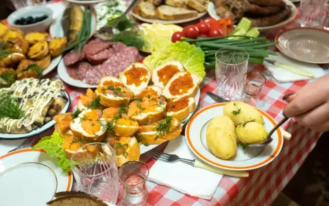 Obficie zastawiony stół z wędlinami, rybami, kawior i ziemniakami to raj dla miłośników turystyki kulinarnej.