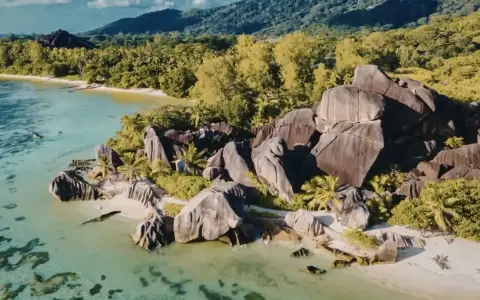 Rajska plaża z granitowymi skałami i turkusową wodą. To krajobraz Seszeli, najmniejszego kraju w Afryce, gdzie natura zachwyca.