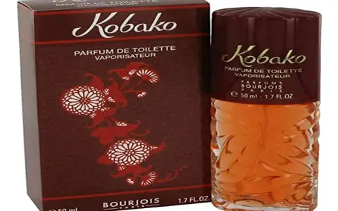 Elegancki flakon i pudełko perfum Bourjois Kobako, z motywem kwiatowym. Klasyka zapachu.