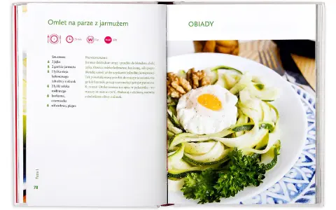 Omlet na parze z jarmużem, idealny na obiad w diecie dr Dąbrowskiej. Lekkie danie z jajek i jarmużu, z dodatkiem orzechów i ziół.