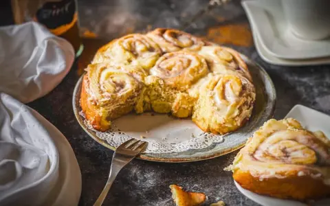Frisch gebackene Zimtschnecken mit Zuckerguss, ein köstliches Zimtschnecken Rezept, das zum Genießen einlädt.