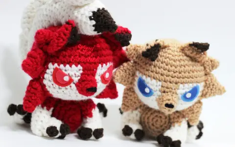 Dos adorables pokémon amigurumi, uno rojo y otro marrón, listos para la aventura. ¡Encuentra el pokemon amigurumi patrón gratis para crearlos tú mismo!