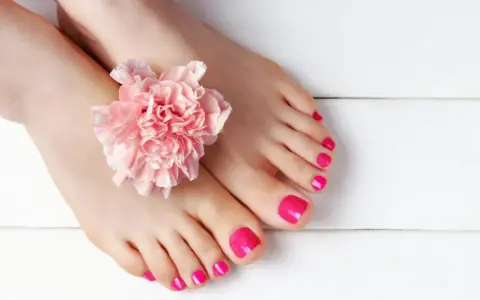 Unghie piedi gel estate, rosa acceso, con un fiore delicato. Perfette per la bella stagione.