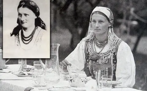 Lucjan Rydel i Jadwiga Mikołajczykówna w strojach ludowych. Jadwiga siedzi przy stole, obok wstawka z jej portretem.