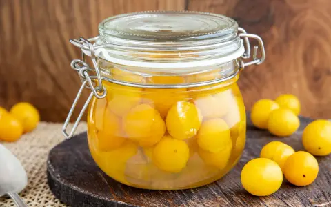 Glas mit mirabellen einkochen, bereit für den Winter. Sonnengelbe Früchte in Sirup, ein süßer Genuss.