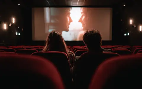 Para, siedząc w kinie, ogląda film. Zastanawia się, co to jest prequel i czy ten film nim jest.