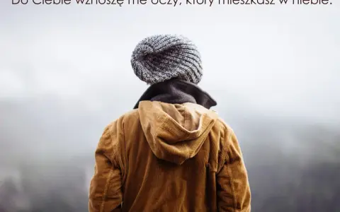 Osoba w brązowej sztruksowej kurtce i czapce patrzy w niebo, jakby szukała odpowiedzi, niczym w psalm 135.