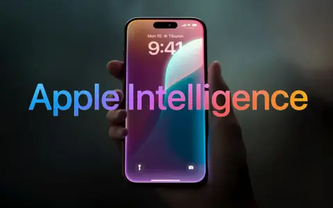 Dłoń trzyma smartfon z ekranem blokady, na którym widnieje napis "Apple Intelligence" w tęczowych barwach.