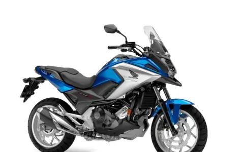 Niebiesko-srebrny, ekonomiczny motocykl turystyczny Honda NC750X gotowy na przygodę.