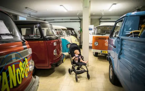 Maluch w wózku wśród klasyków w Muzeum Volkswagena w Pępowie.