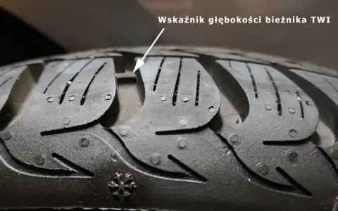 Wskaźnik TWI pokazuje minimalny bieżnik opony letniej. Czas na wymianę!