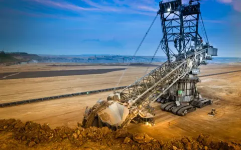 Gigantischer Braunkohletagebau mit einem riesigen Schaufelradbagger. Die CO2-Emissionen pro kWh aus Braunkohle sind hoch.