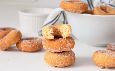 Rosquillas caseras de toda la vida, doradas y espolvoreadas con azúcar. Un bocado dulce que evoca recuerdos.