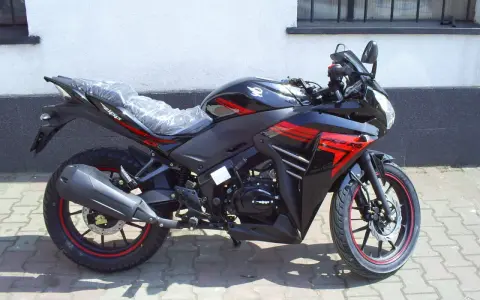 Czarny motocykl Zipp Xrace 50 z czerwonymi akcentami, gotowy do jazdy po miejskich ulicach.