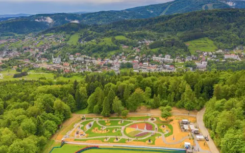 Góra Parkowa w Krynicy-Zdroju: kolorowy park z widokiem na miasto i góry. Wejście do tego miejsca zapowiada wspaniałą zabawę.