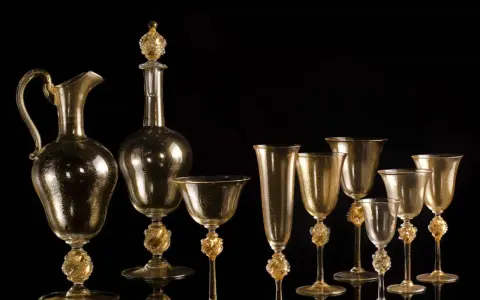Servizio in vetro di Murano dorato, con decorazioni a foglia d'oro. La maestria nella lavorazione del vetro, che richiede un'accurata gestione della temperatura fusione vetro Murano, crea questi capolavori.