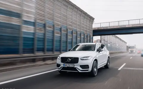 Białe Volvo XC90 na autostradzie. Jaki silnik wybrać do tego SUV-a?